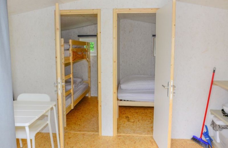 Ardennen camping bertrix houten hut interieur 1