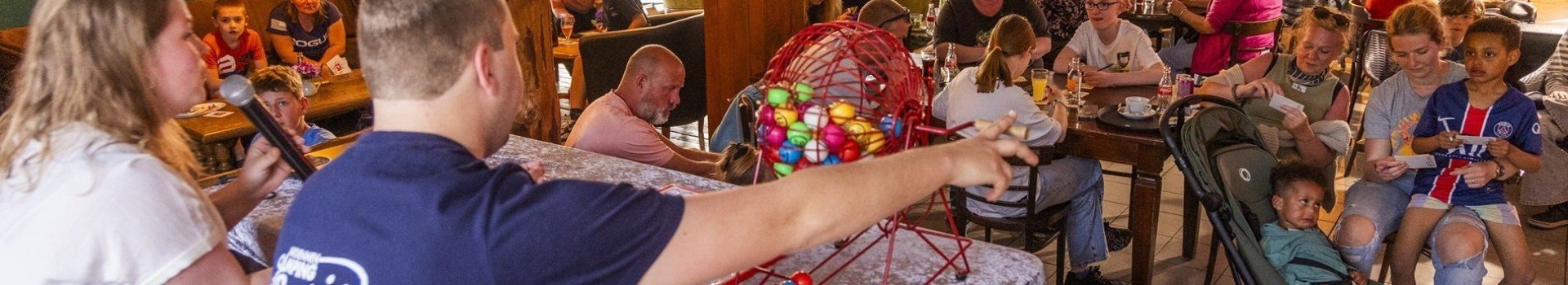 Ardennen camping bertrix medewerker animatie op een camping