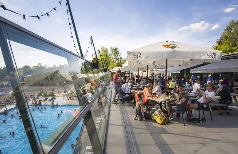 Bertrix camping terras met uitzicht op zwembad